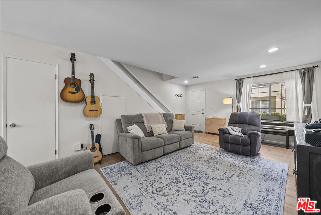 19124 Hamlin Street, Unit 4 Reseda, CA 91335 - Photo 6 of 38