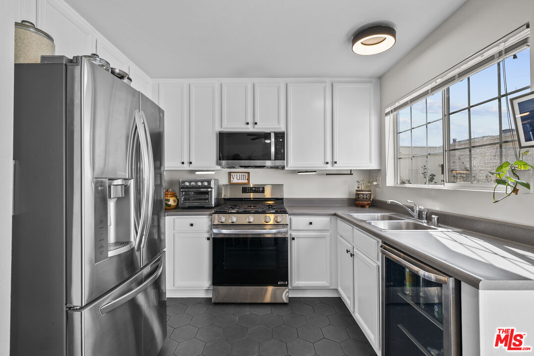 19124 Hamlin Street, Unit 4 Reseda, CA 91335 - Photo 9 of 38