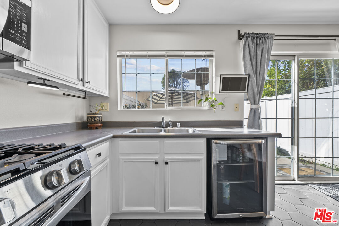 19124 Hamlin Street, Unit 4 Reseda, CA 91335 - Photo 10 of 38