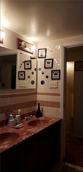 33 St John Street McKees Rocks, PA 15136 - Photo 7 of 20 Bathroom 33