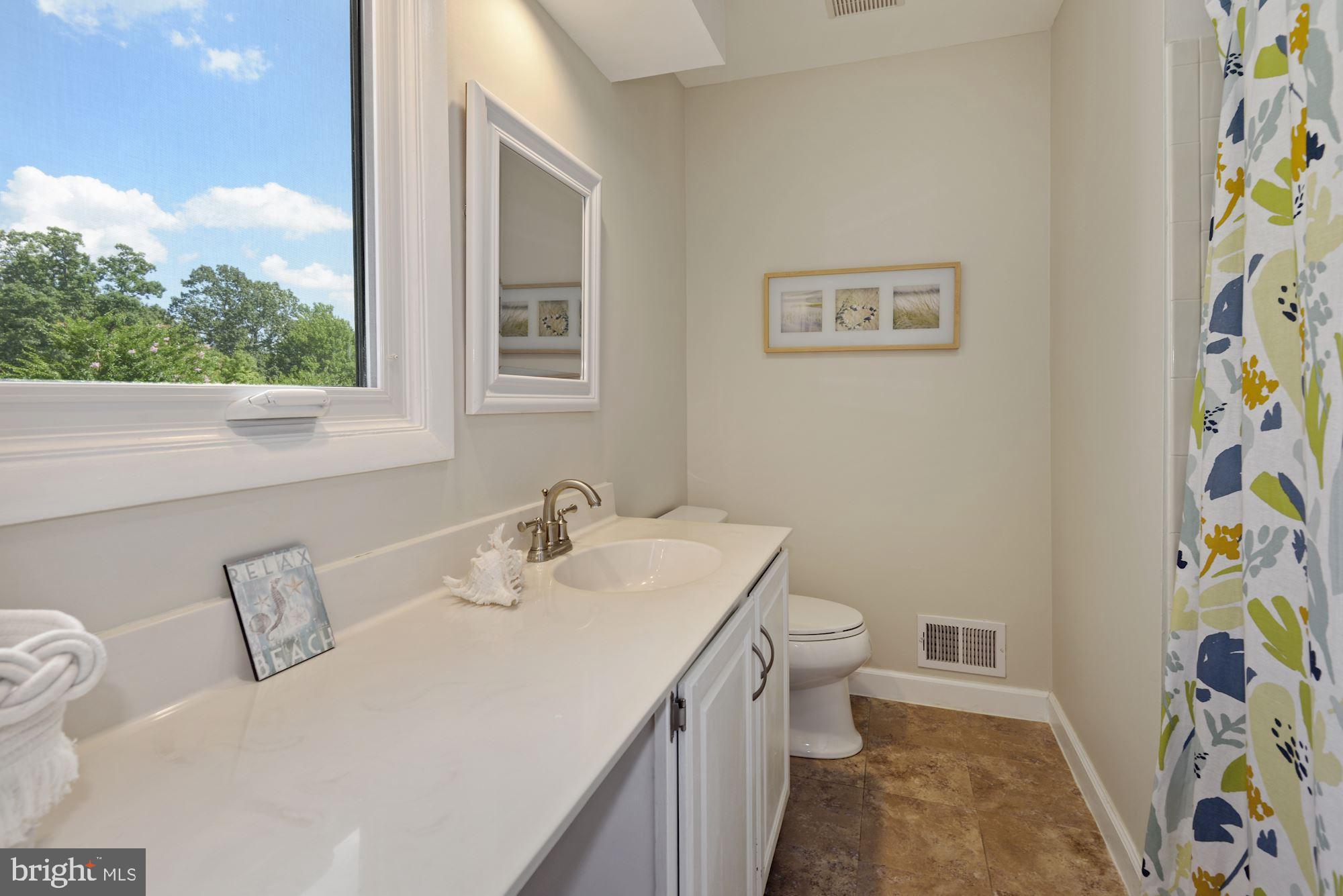 11633 Chapel Cross Way Reston, VA 20194 - Photo 31 of 64 Bedroom 2 en-suite bathroom