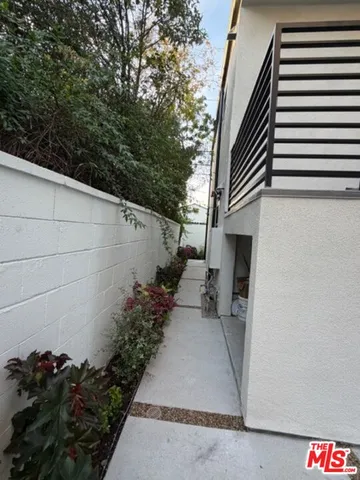 $5,300 | 5191 1/2 Lindley Avenue, Tarzana, CA 91356