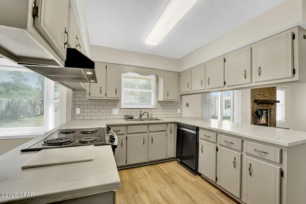 $2,300 | 7525 Melody Lane, Panama City, FL 32404