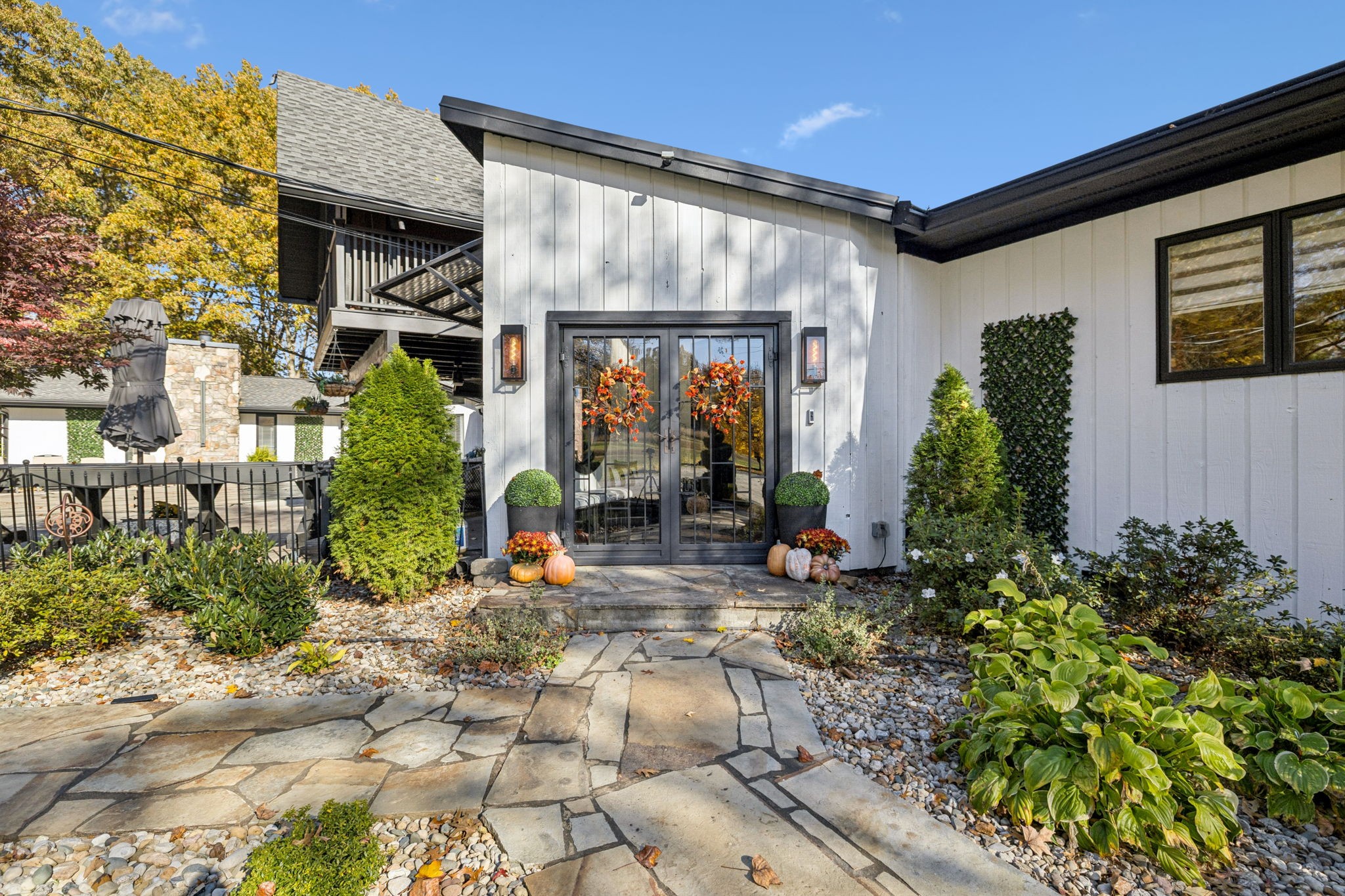 1985 Country View Chapmansboro, TN 37035 - Photo 3 of 88 a front view of a house