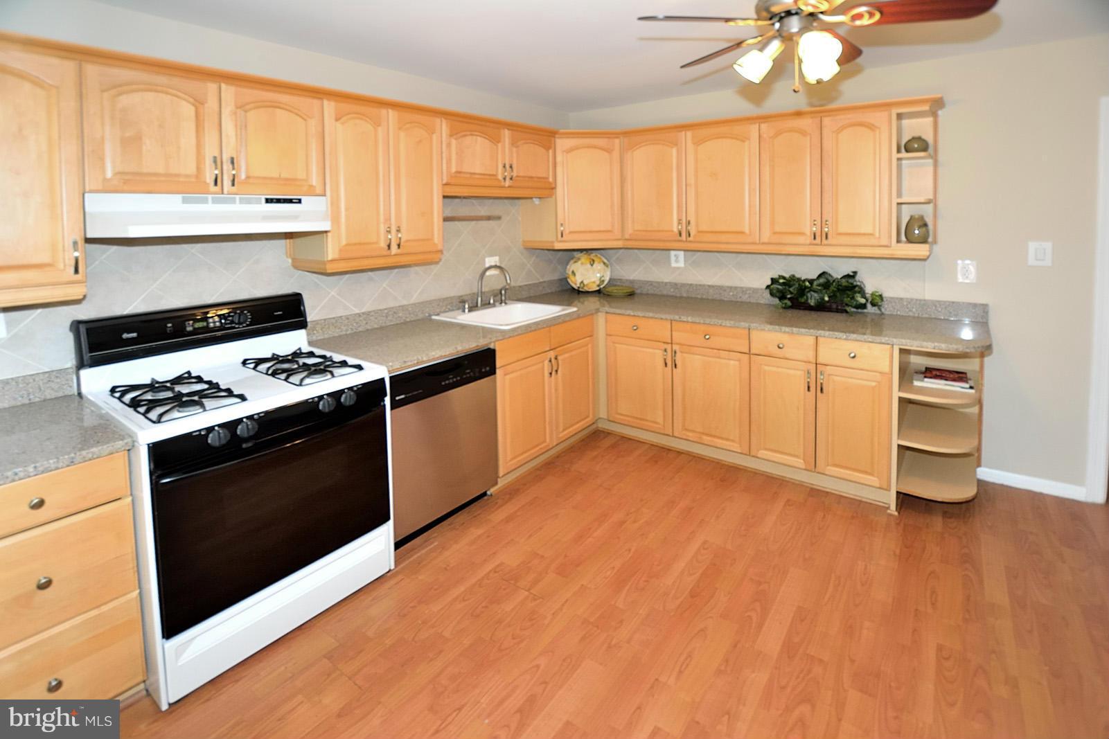 11936 Travistock Court Reston, VA 20191 - Photo 5 of 30 Maple cabinets with granite counter tops