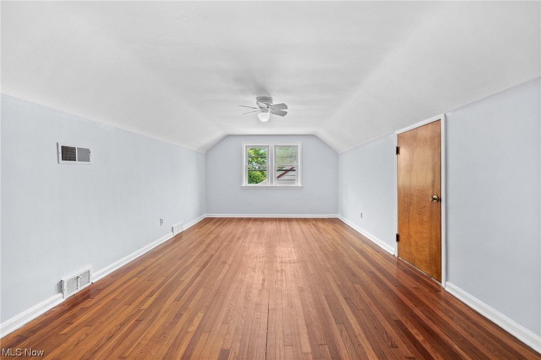 3694 Grosvenor Road Cleveland, OH 44118 - Photo 16 of 29