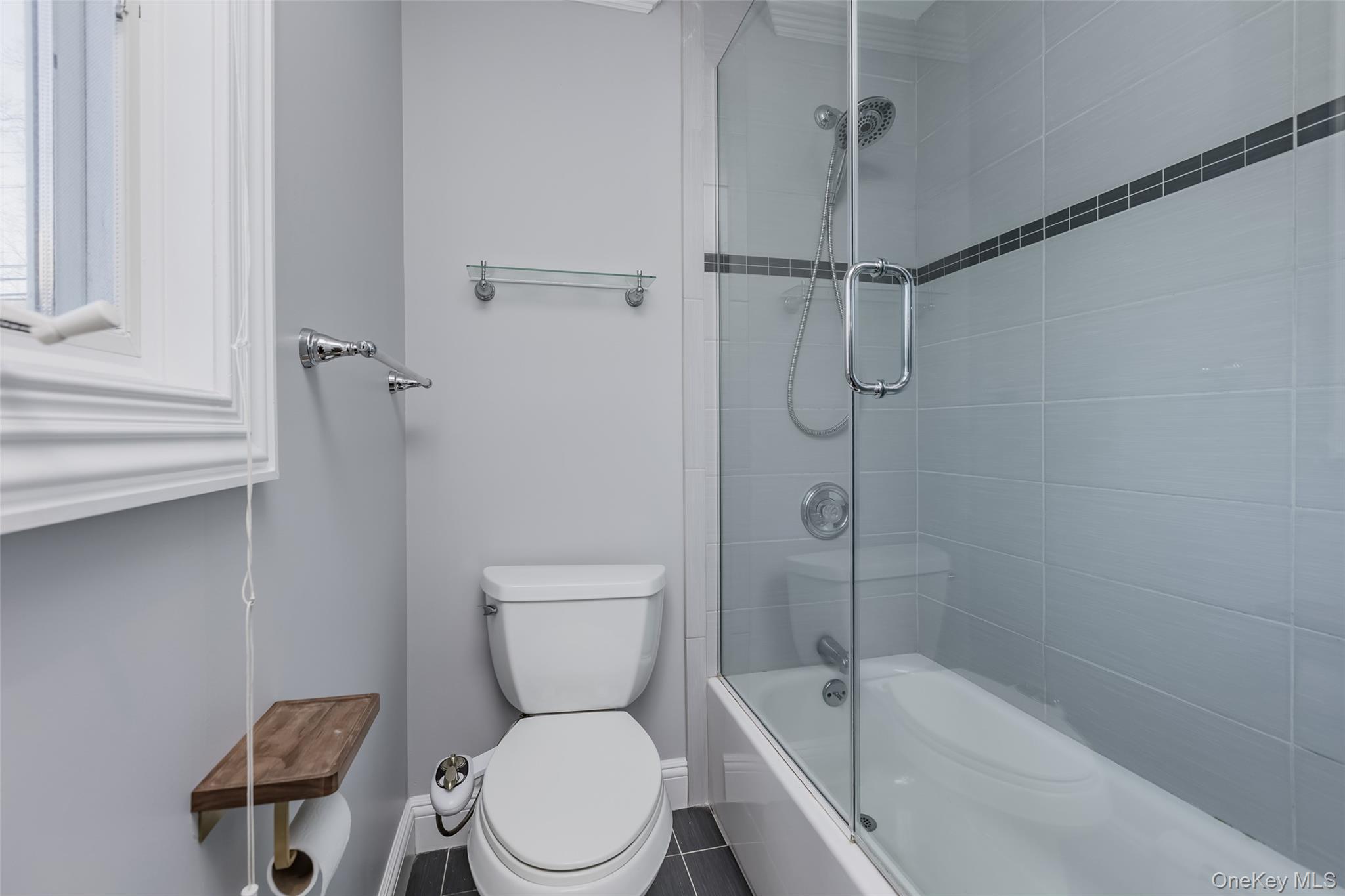 29 Aspen Road Kings Park, NY 11754 - Photo 9 of 17 First Floor Full Bathroom