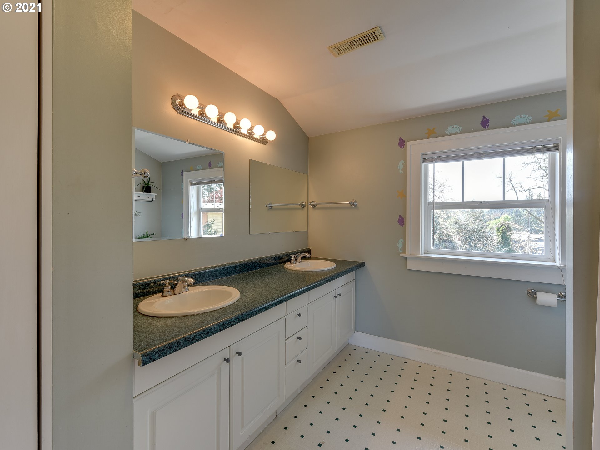 3522 Southwest Canby Street Portland, OR 97219 - Photo 20 of 32 Gallery Image 20