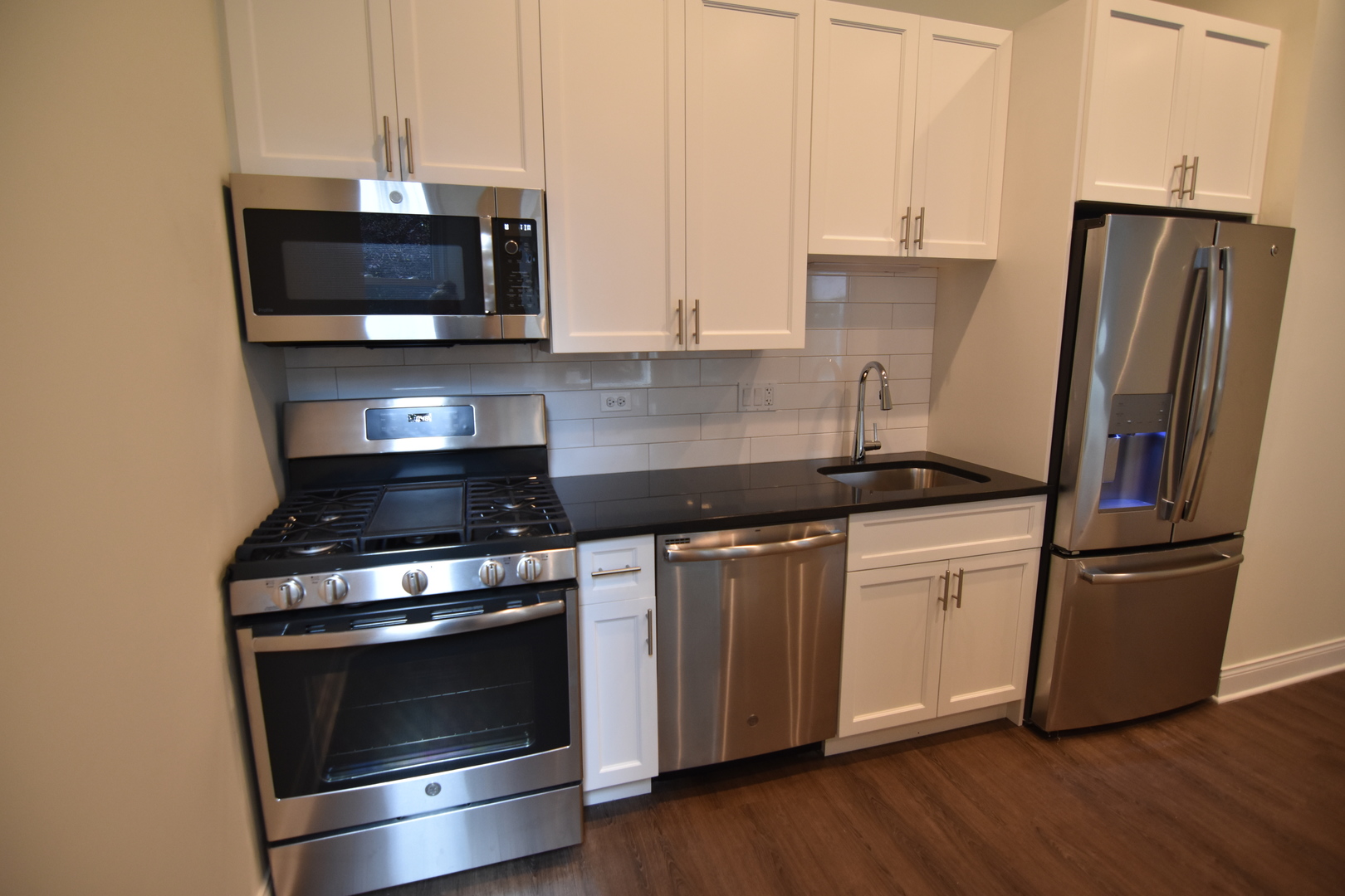 Undisclosed Address Chicago, IL 60657 - Photo 4 of 18 a kitchen with appliances a microwave and cabinets