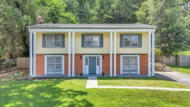 a view of a house with backyard and garden