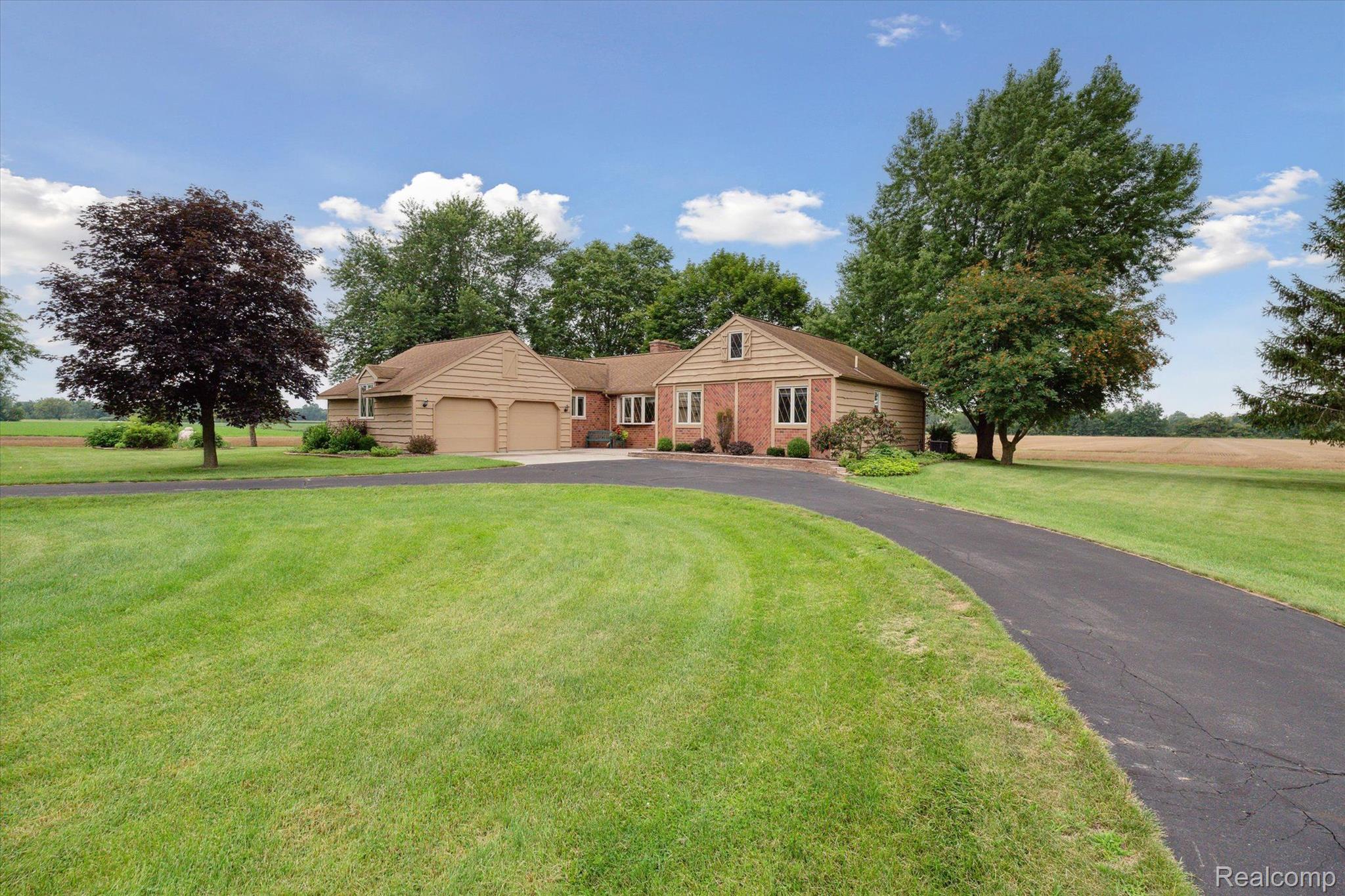 11159 North Sheridan Road New Lothrop, MI 48460 - Photo 2 of 42 Gallery Image 2