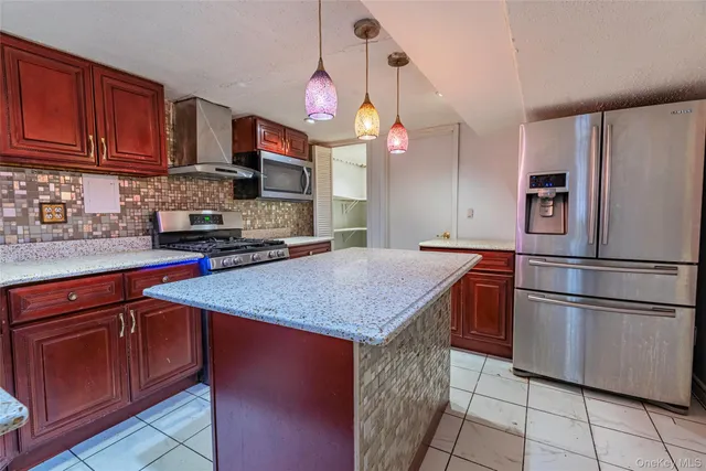 $1,550,000 | 244-19 Grand Central Parkway | Douglaston