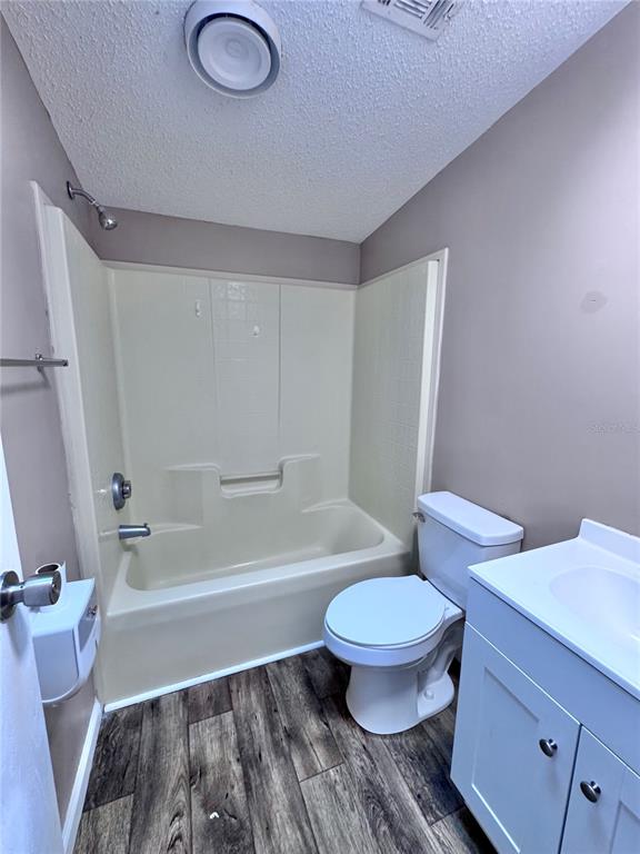 4300 Meadow Ridge Avenue Mulberry, FL 33860 - Photo 18 of 25 a bathroom with a toilet a sink and a bathtub