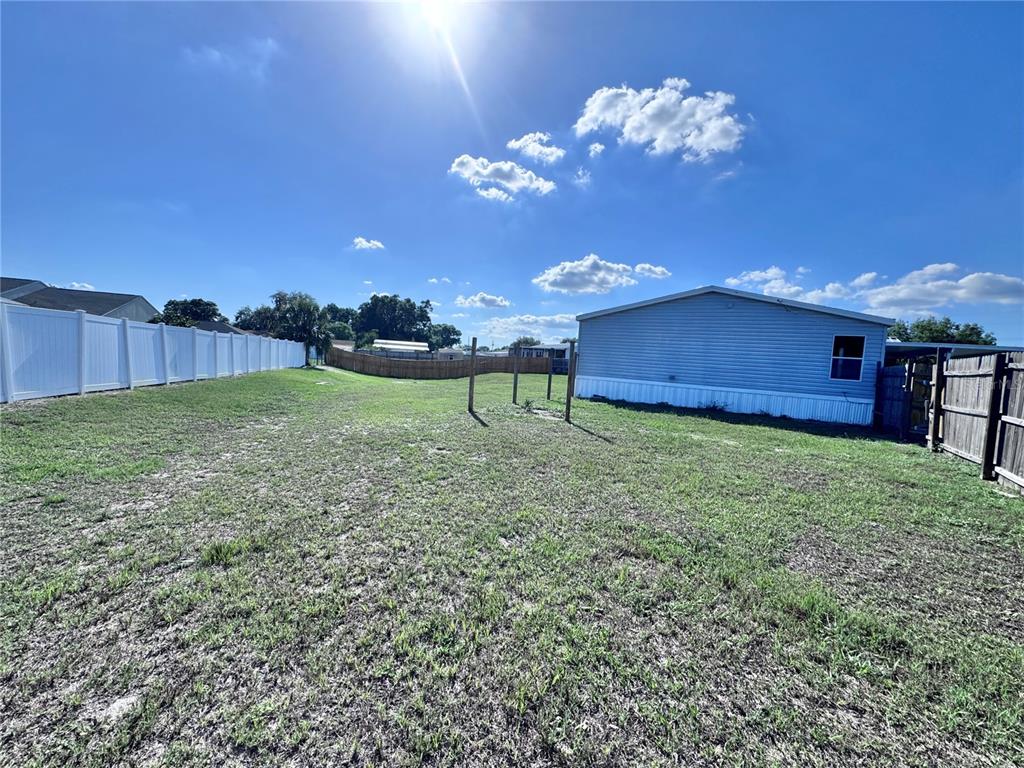 4300 Meadow Ridge Avenue Mulberry, FL 33860 - Photo 24 of 25 a view of a backyard with a garden