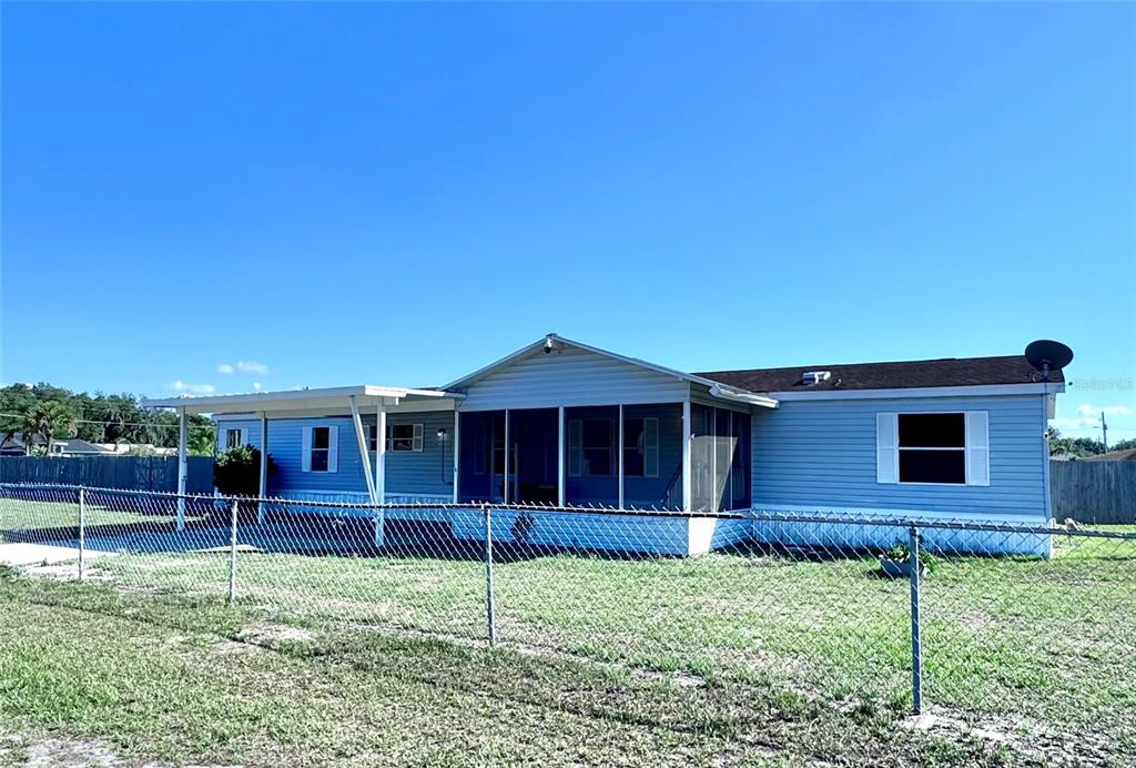 4300 Meadow Ridge Avenue Mulberry, FL 33860 - Photo 3 of 25 front view of a house with a yard
