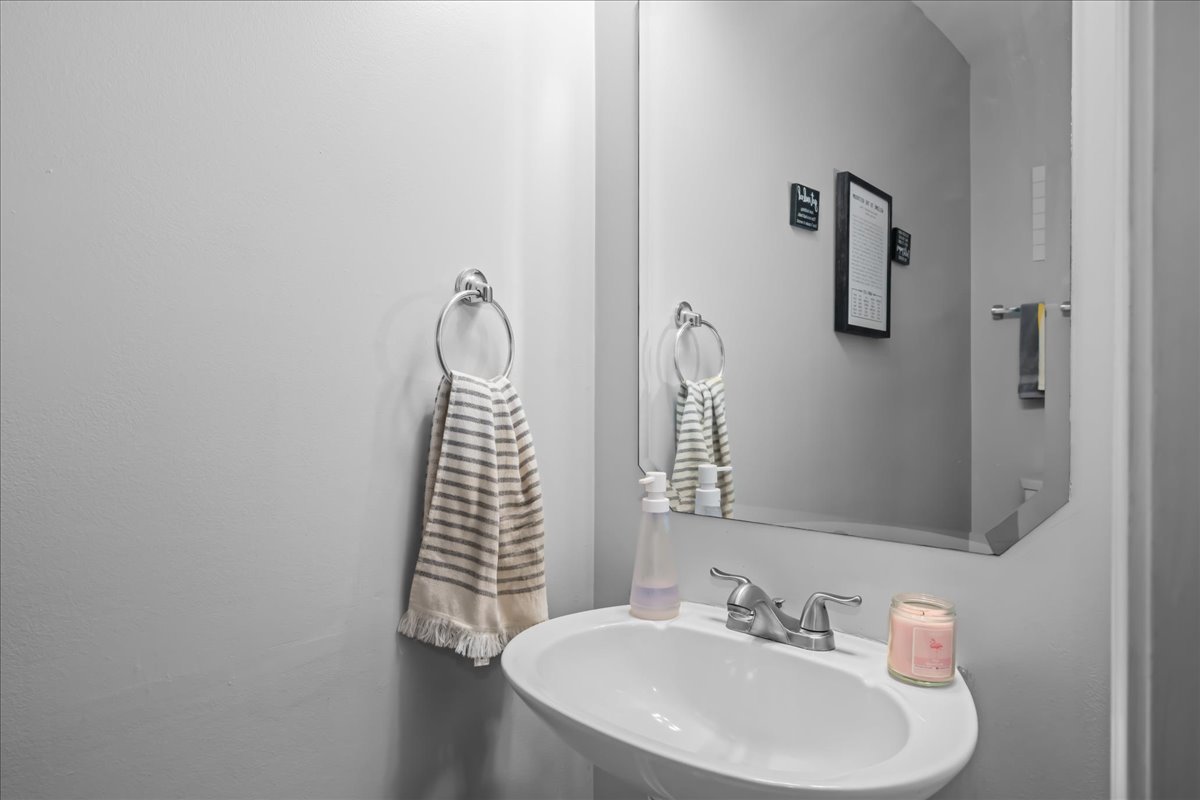 8 Ione Drive, Unit C South Elgin, IL 60177 - Photo 14 of 31 a bathroom with a sink and a mirror