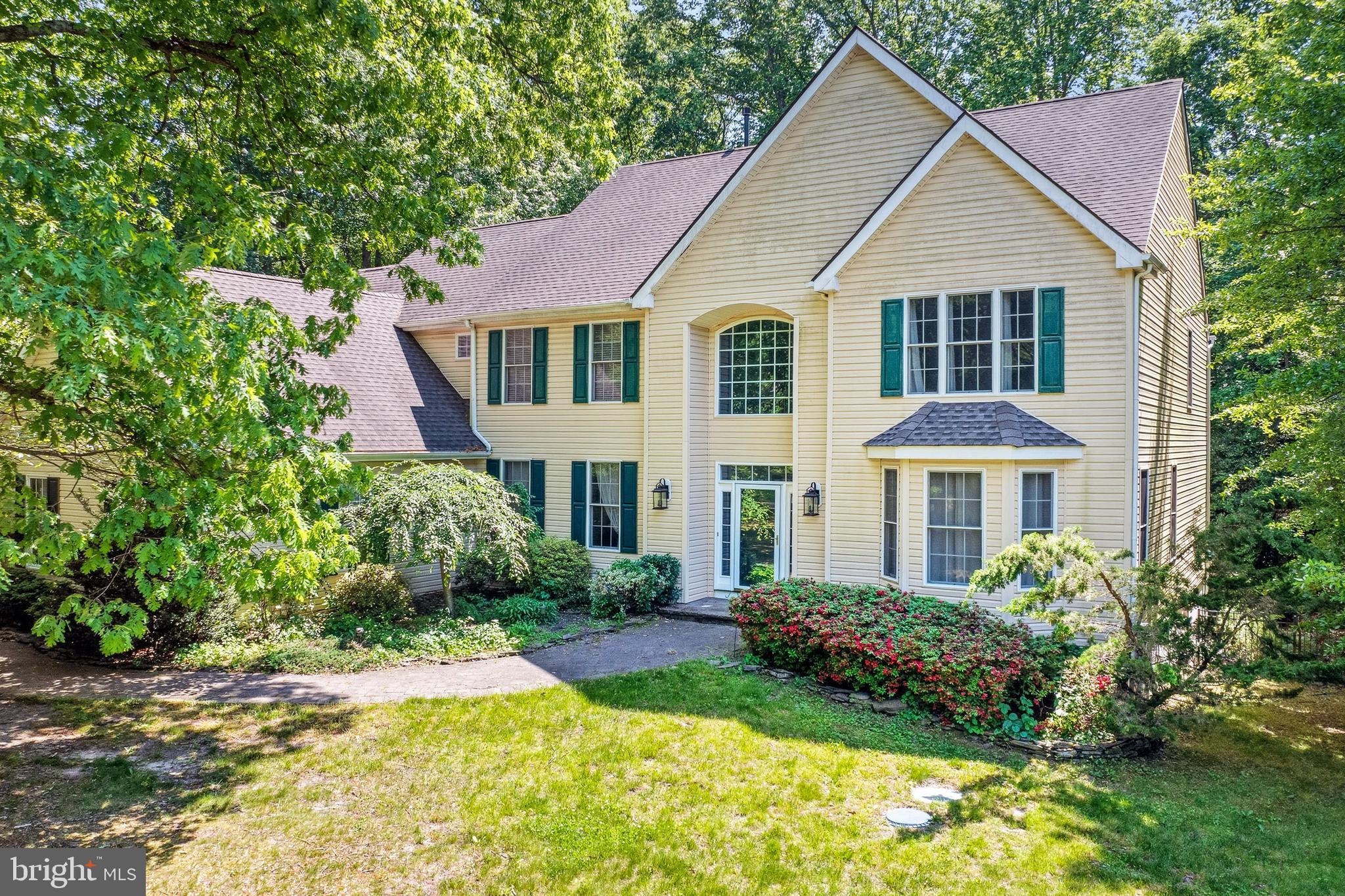 a view of a yard in front of house