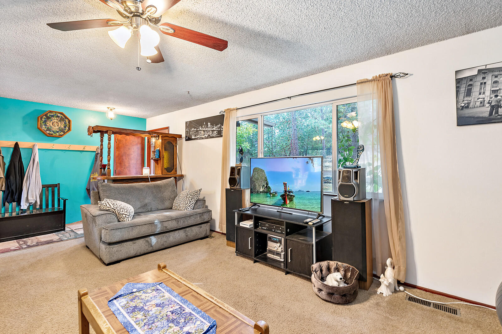 836 Summit Loop Grants Pass, OR 97527 - Photo 6 of 33 Living room different angle