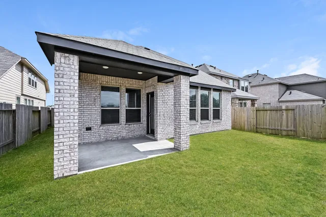 a view of a house with backyard and porch