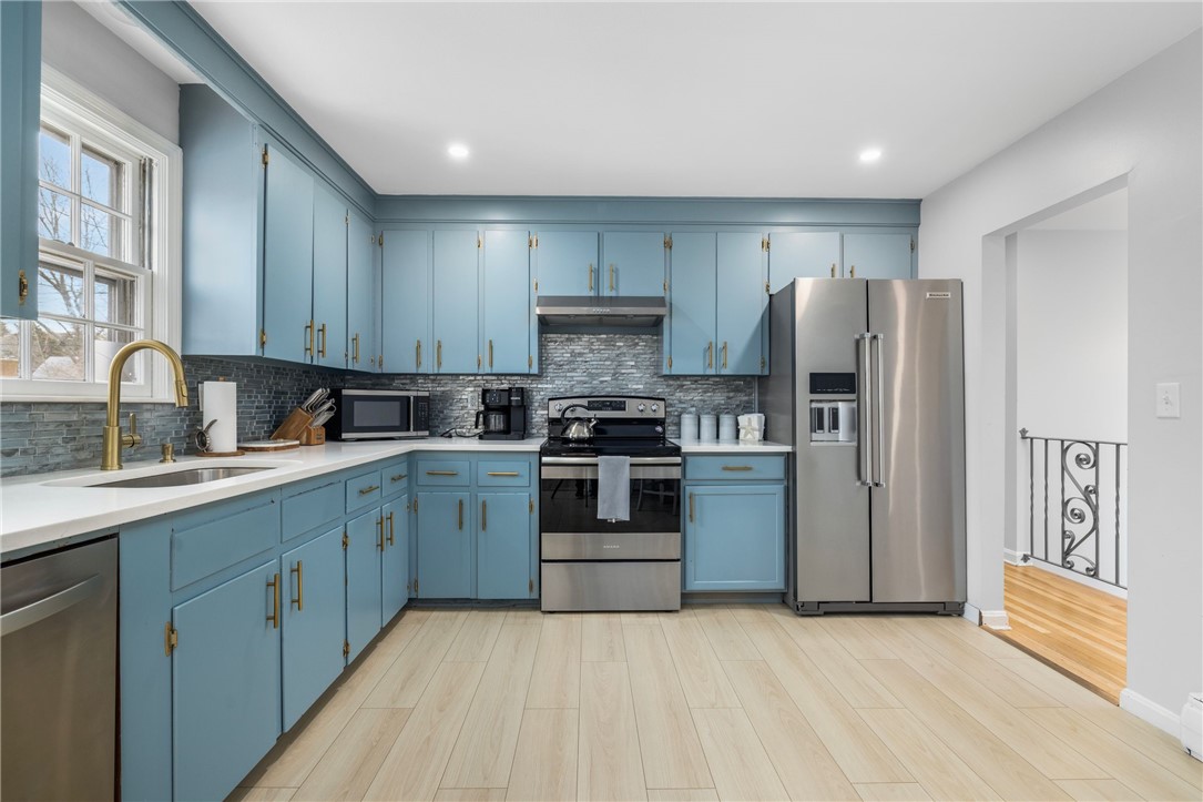 384 Valley Road Middletown, RI 02842 - Photo 3 of 46
