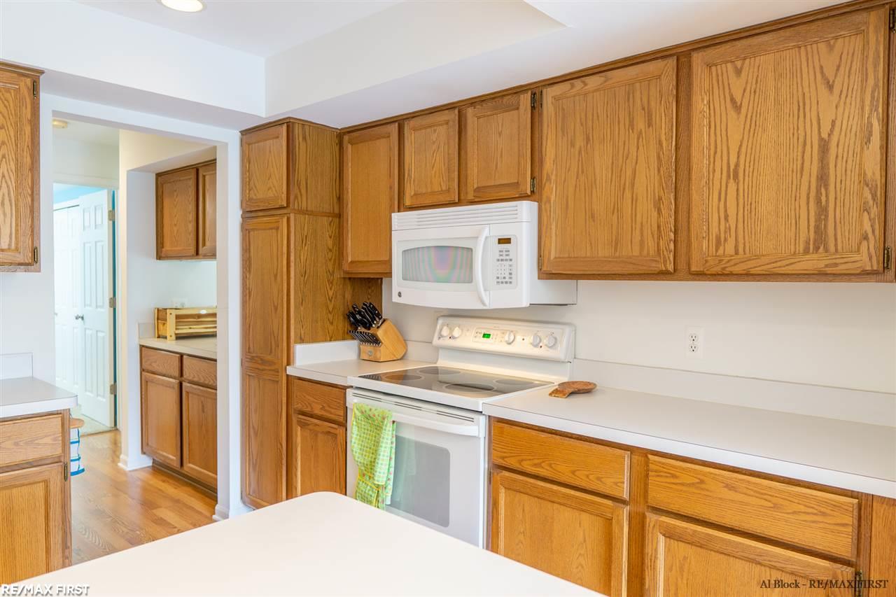 1685 Huntington Park Rochester, MI 48309 - Photo 18 of 32 50038526-17.JPG