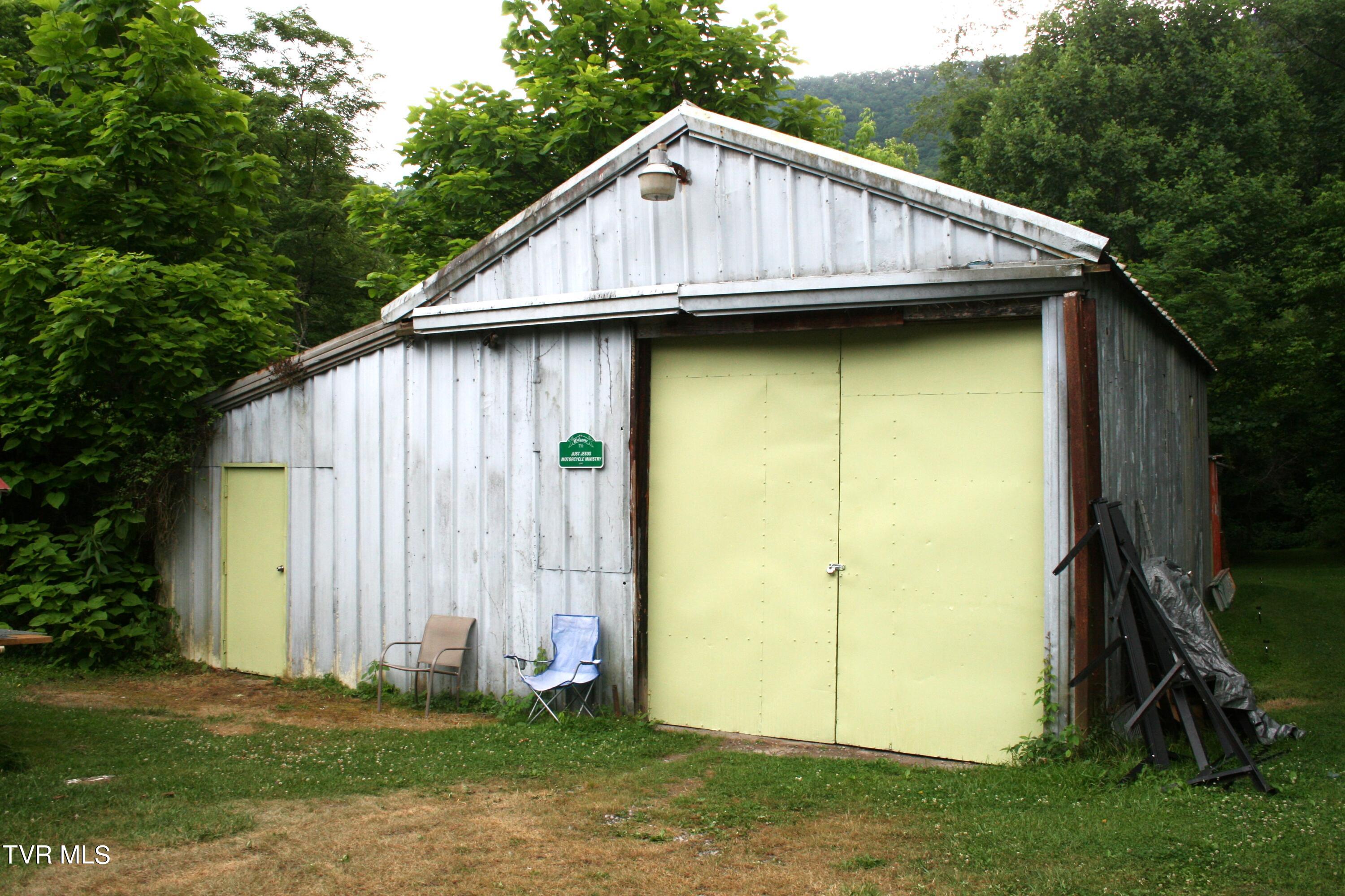 31452 Poor Valley Road Saltville, VA 24370 - Photo 18 of 25 Garage