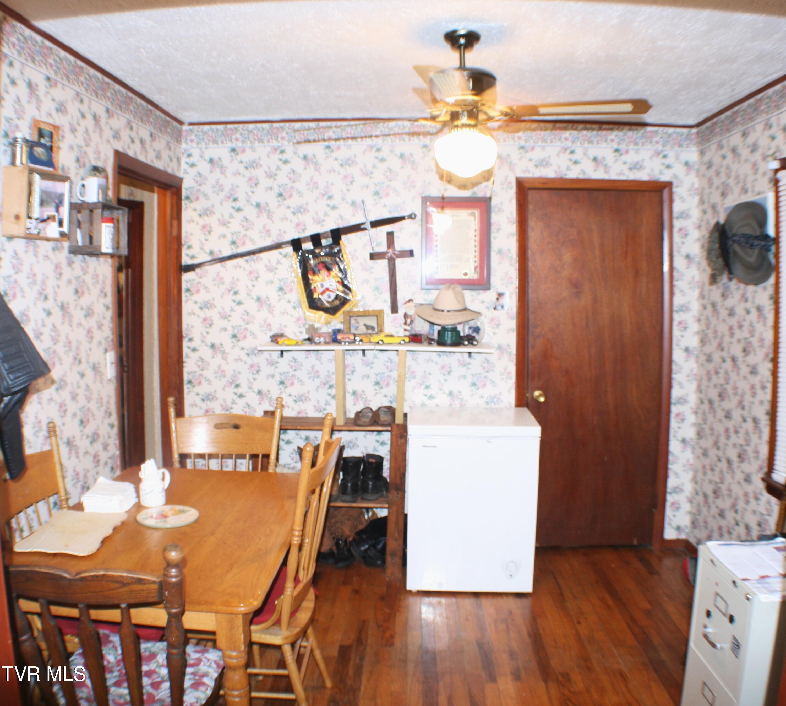 31452 Poor Valley Road Saltville, VA 24370 - Photo 9 of 25 Dining