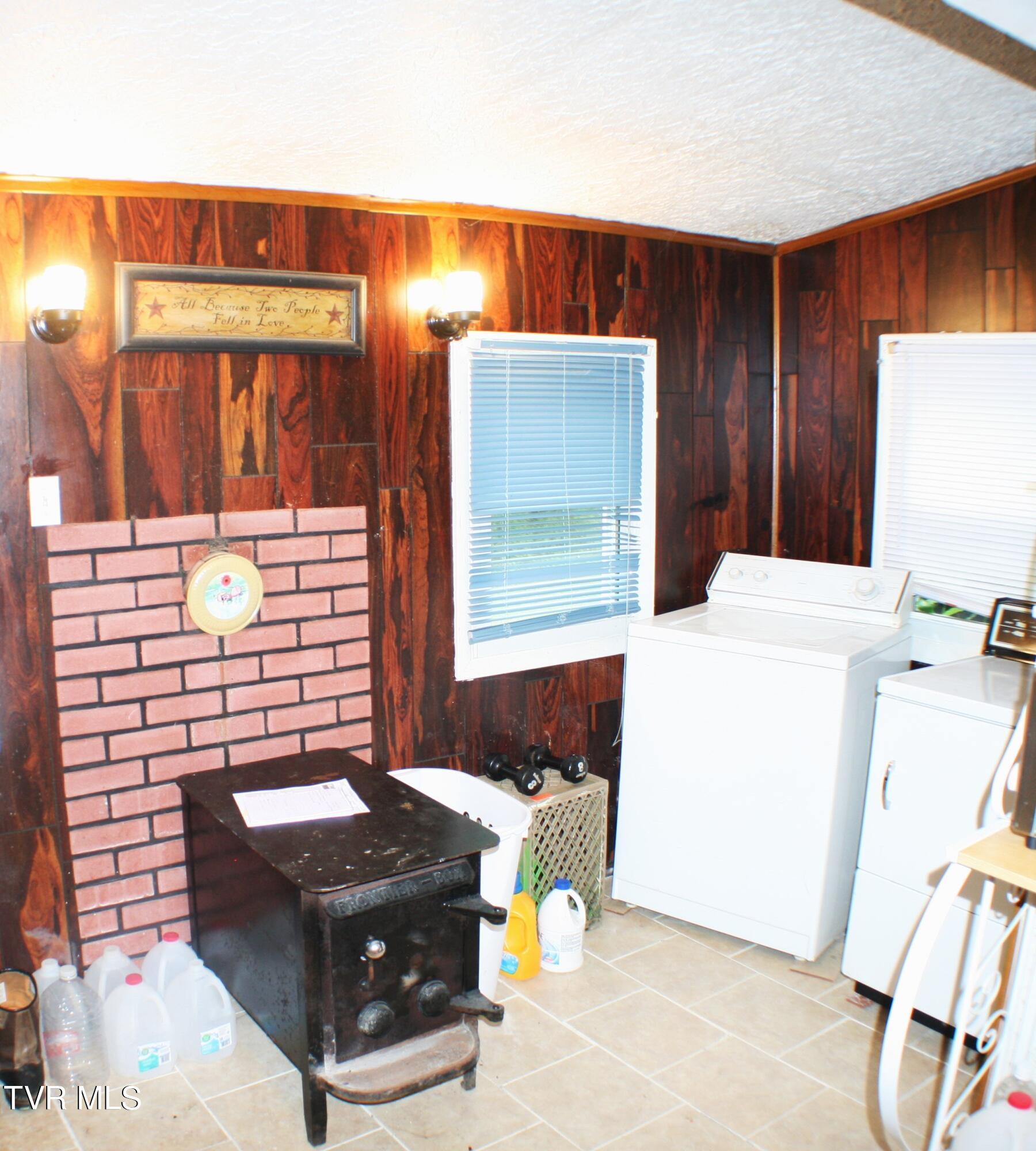 31452 Poor Valley Road Saltville, VA 24370 - Photo 10 of 25 Laundry/Mud Room