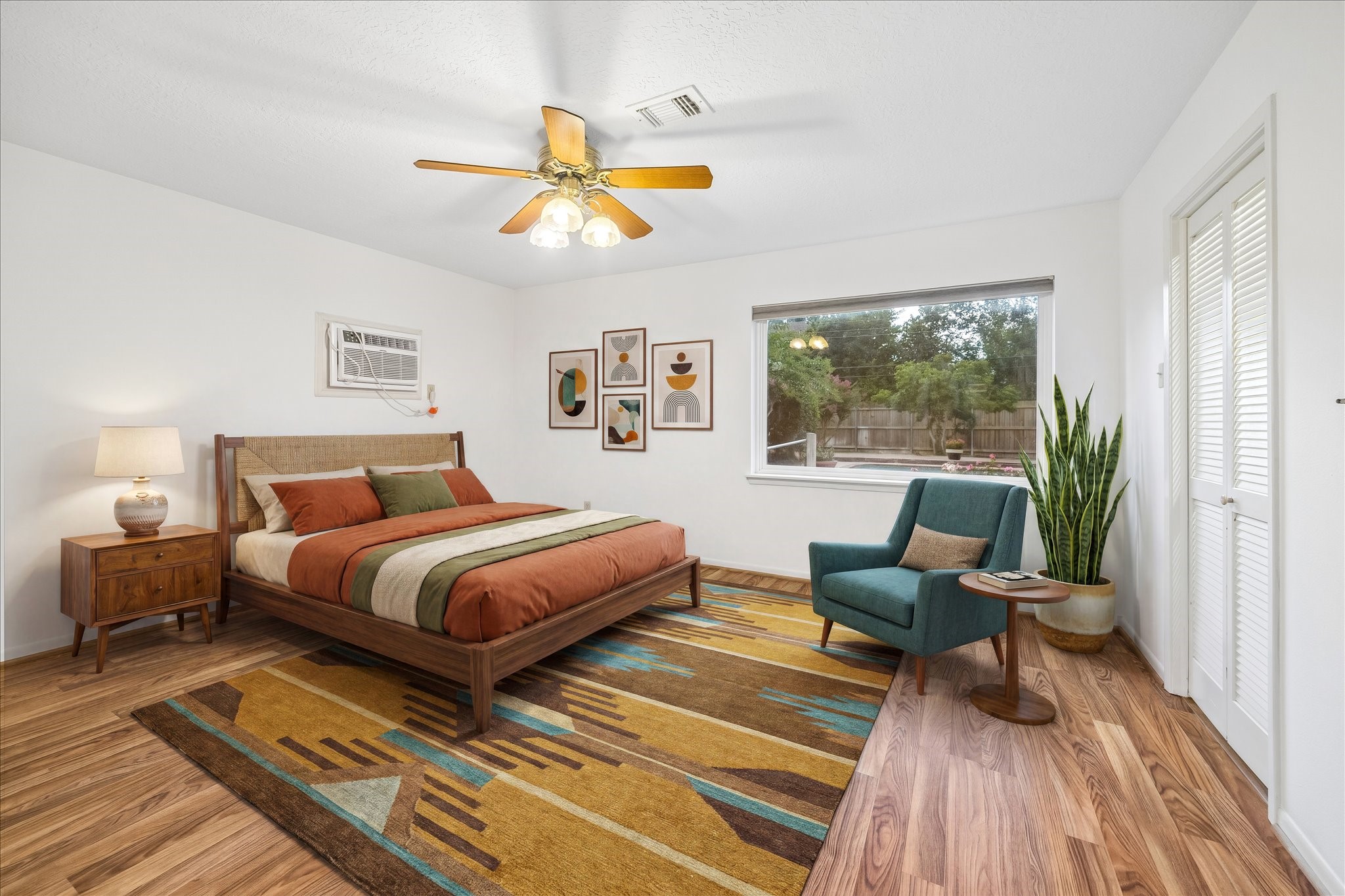 5515 Sylmar Road Houston, TX 77081 - Photo 21 of 28 This largest of three bedrooms downstairs, featuring an en-suite bathroom and a large walk-in closet.
The large window lets lots of natural light and overlooks the back yard and pool.
this phot has been virtually staged