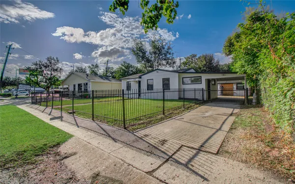 a view of a house with a backyard