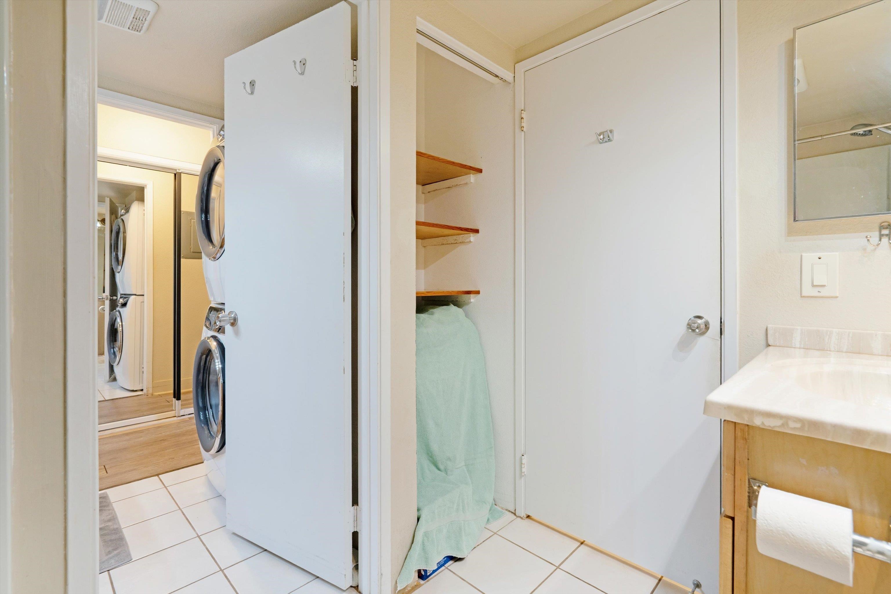 140 Uwapo Road, Unit 19105 Kihei, HI 96753 - Photo 13 of 42 a bathroom with a granite countertop shower and a sink