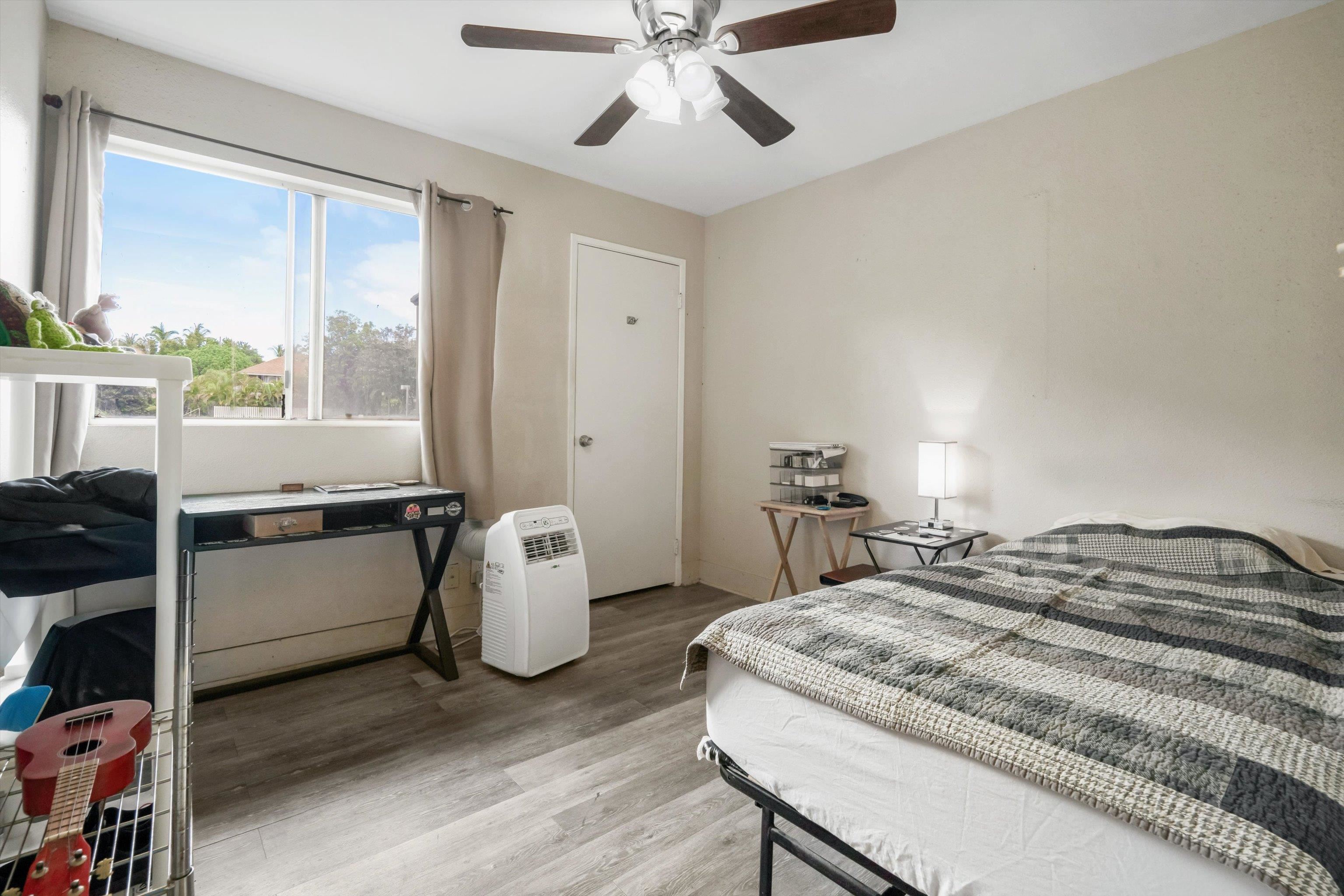 140 Uwapo Road, Unit 19105 Kihei, HI 96753 - Photo 18 of 42 a bedroom with a bed and a window