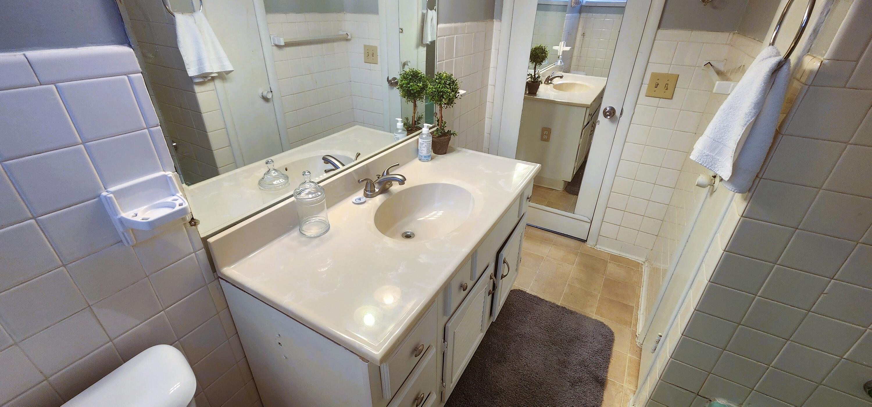 237 Peach Street Hazard, KY 41701 - Photo 5 of 32 Bathroom 1 (Upstairs)