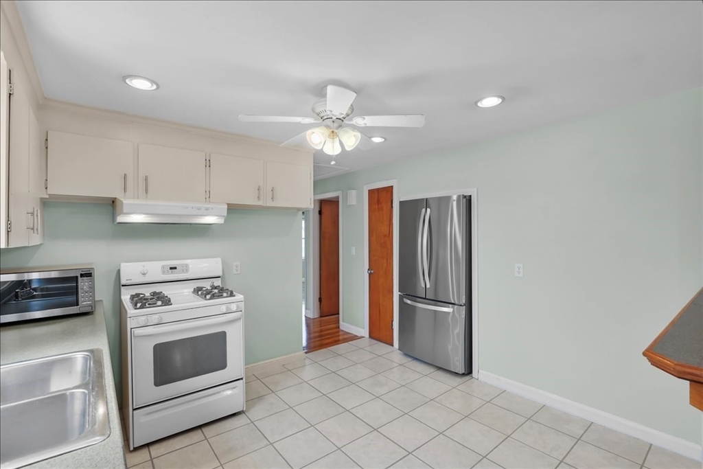 21 Gale Road Weymouth, MA 02188 - Photo 3 of 39