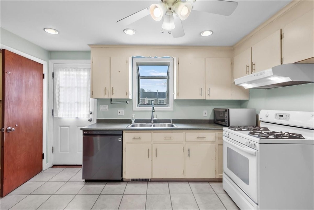 21 Gale Road Weymouth, MA 02188 - Photo 4 of 39