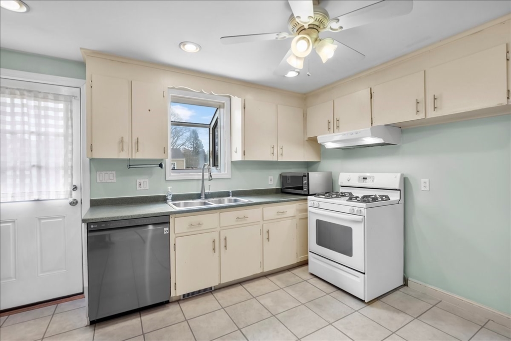 21 Gale Road Weymouth, MA 02188 - Photo 5 of 39