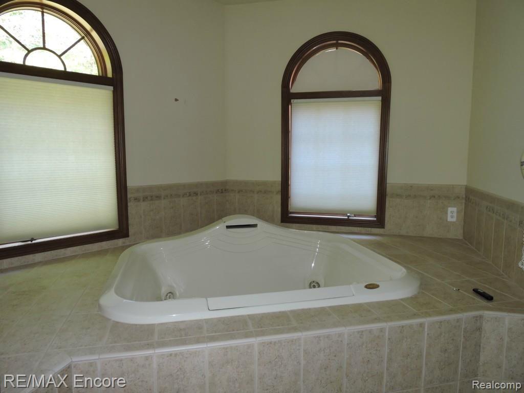 7674 Devins Ridge Clarkston, MI 48348 - Photo 26 of 42 master jet tub.jpg