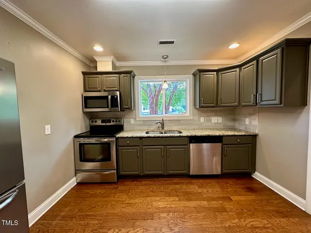 $1,975 | 411 East Lenoir Street, Raleigh, NC 27601