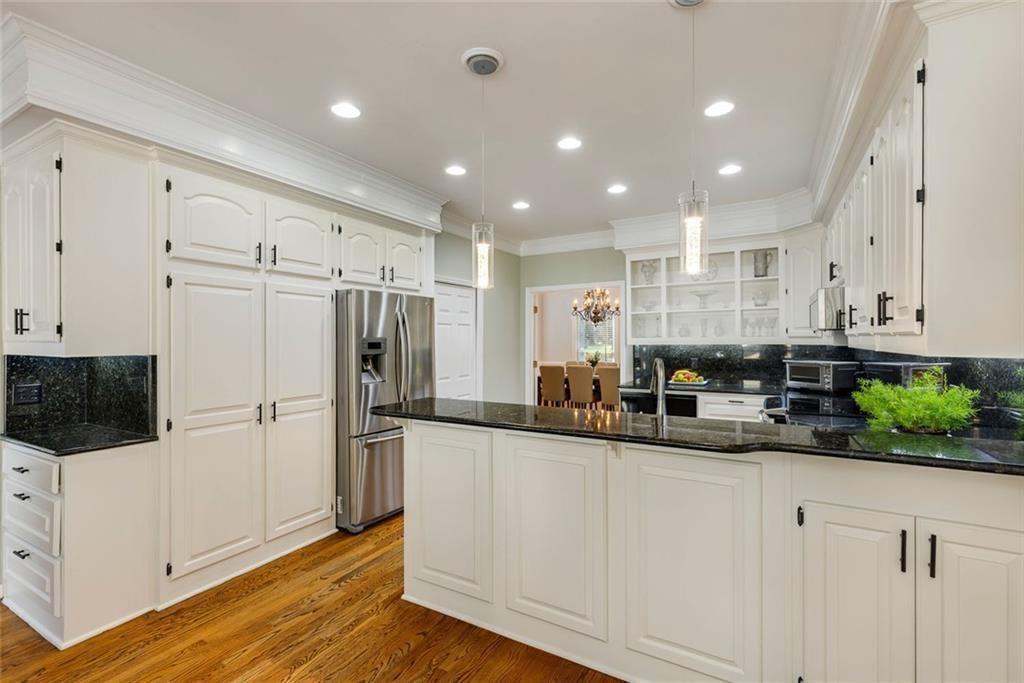 2010 Stonehedge Road Roswell, GA 30075 - Photo 11 of 86