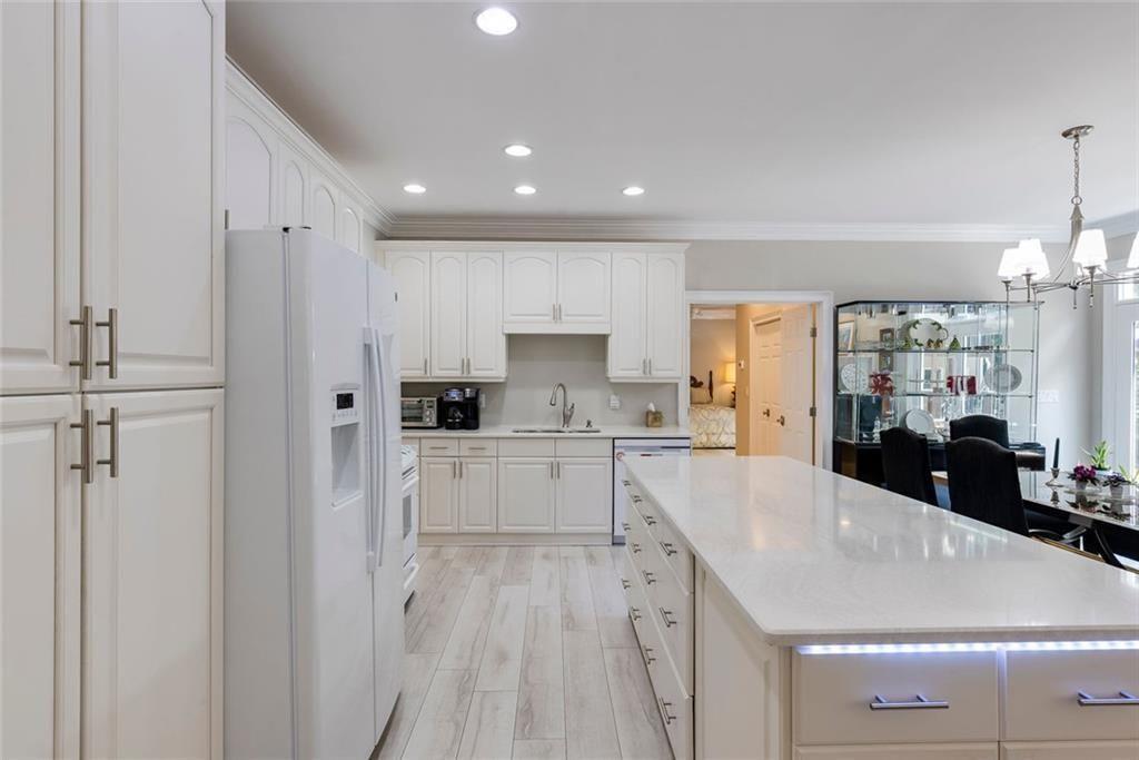 2010 Stonehedge Road Roswell, GA 30075 - Photo 54 of 86