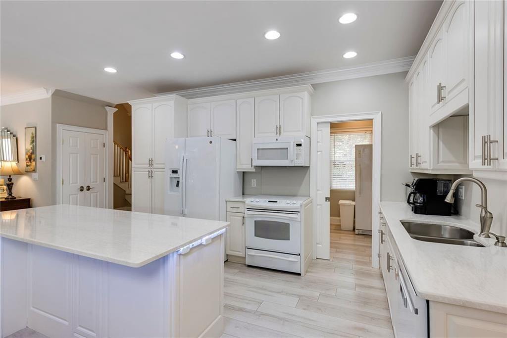 2010 Stonehedge Road Roswell, GA 30075 - Photo 55 of 86