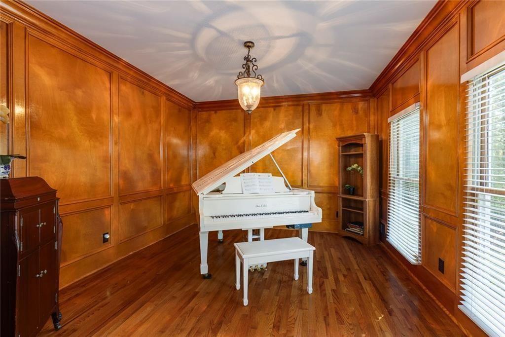 2010 Stonehedge Road Roswell, GA 30075 - Photo 7 of 86