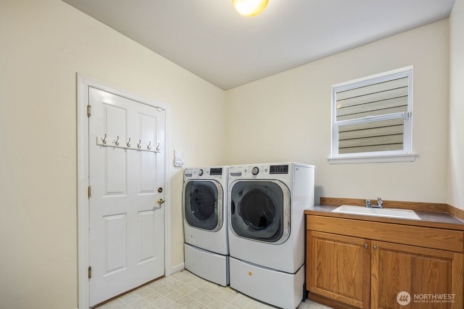 3429 Lincoln Avenue Northeast Renton, WA 98056 - Photo 20 of 40 a utility room with dryer and washer