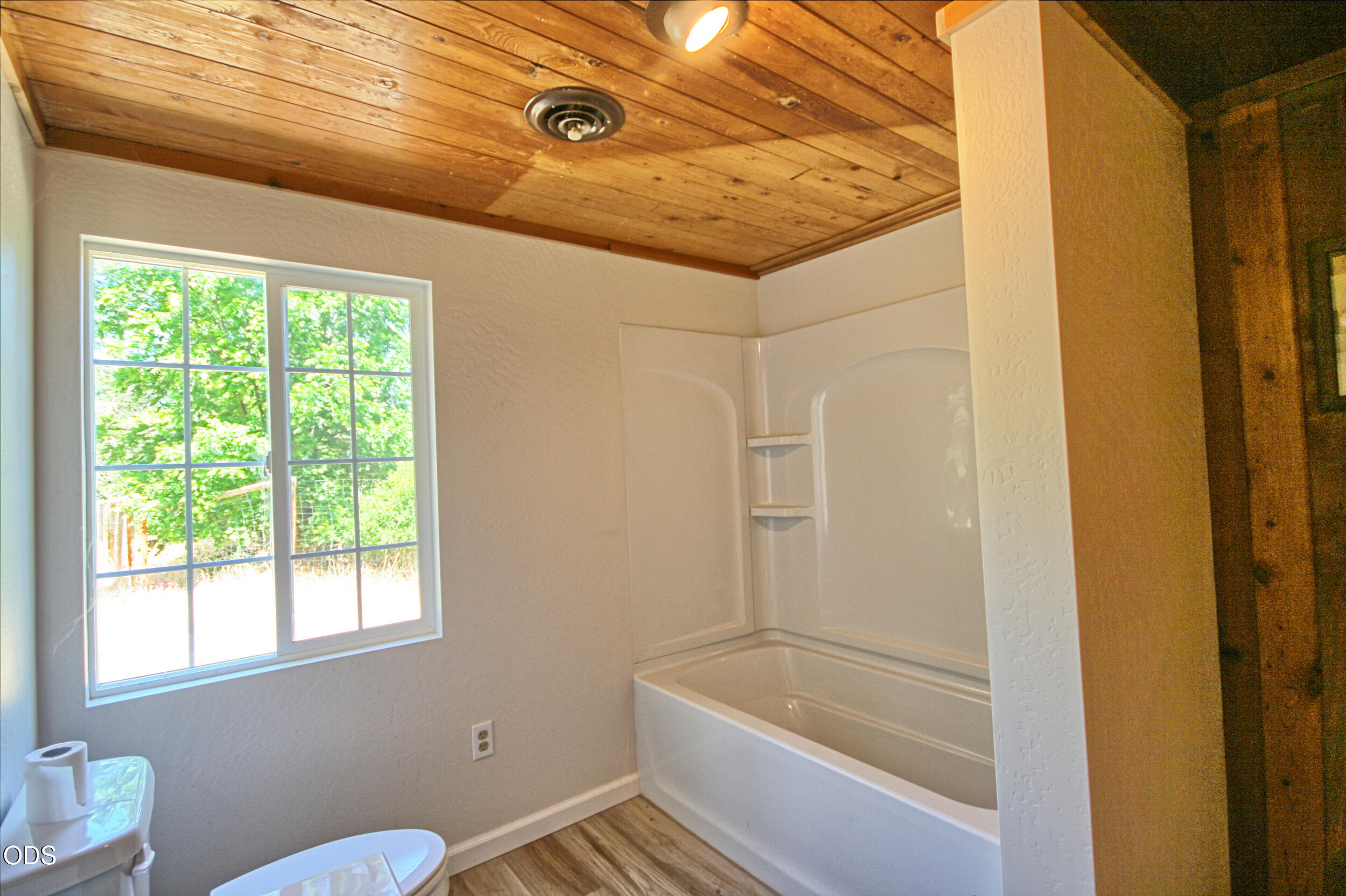 2525 Kinney Creek Road Jacksonville, OR 97530 - Photo 12 of 38 a bathroom with a tub and window