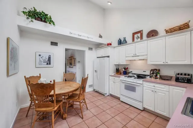 $995,000 | 18 Hillcrest Street, Huntington, NY 11743