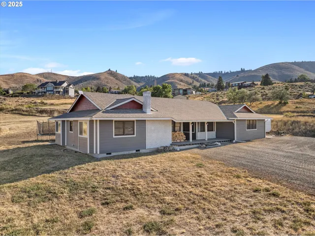 a view of a house with a outdoor space