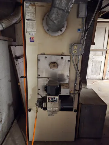 a view of workspace with sitting area