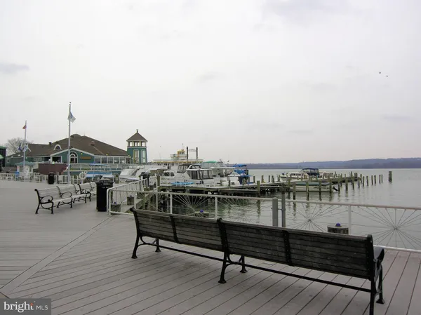 $3,950 | 811 North Columbus Street, Unit 302, Alexandria, VA 22314