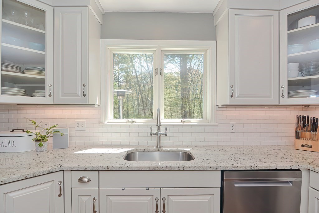 14 Stoney Brook Road Hopkinton, MA 01748 - Photo 5 of 33 Gallery Image 5