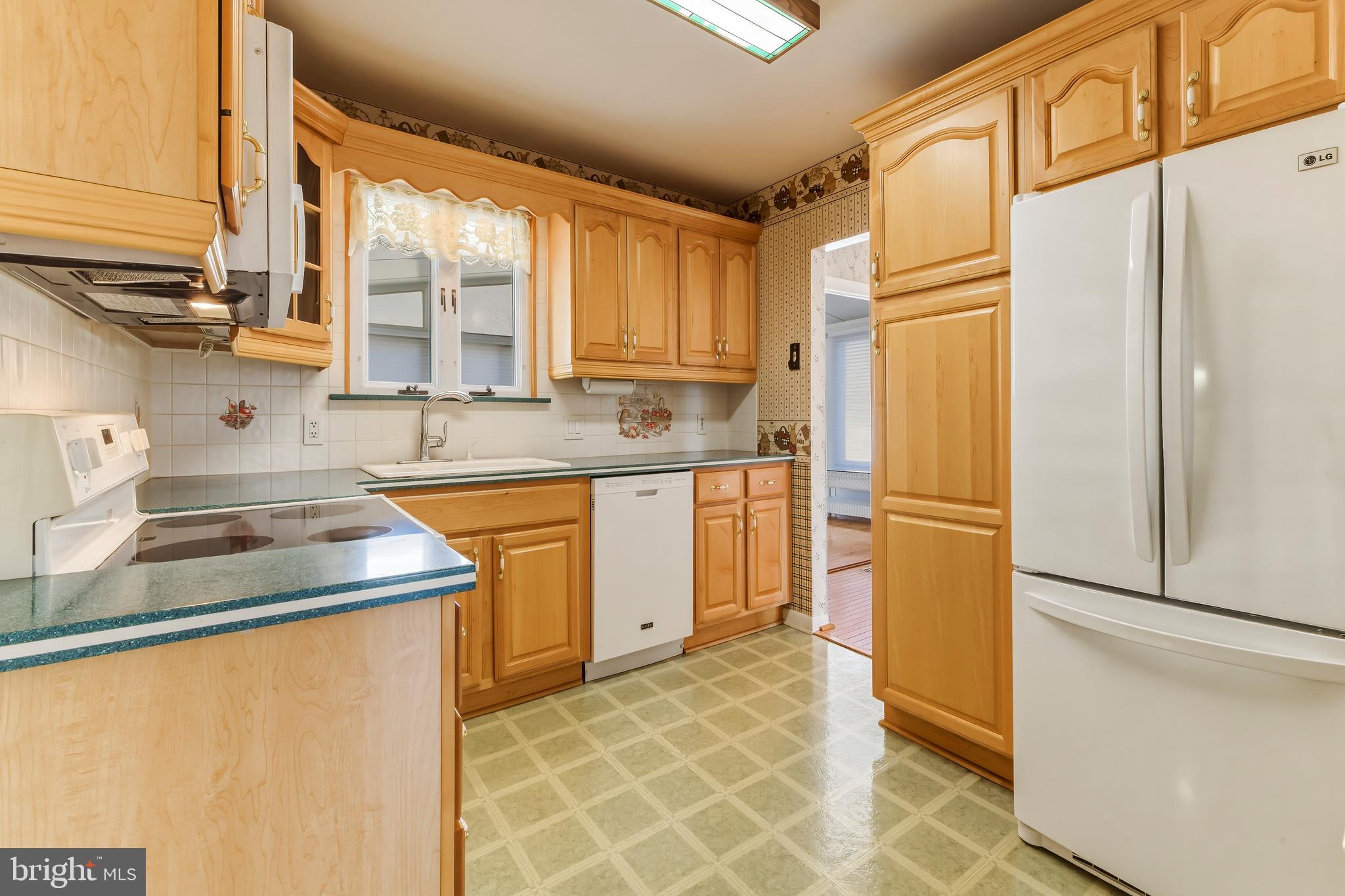 37 Harmony Road Gibbstown, NJ 08027 - Photo 10 of 20 Kitchen boast Corian Countertops & appliances stay
